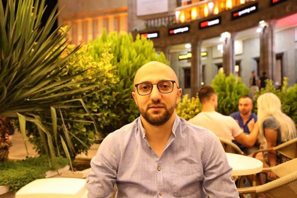 Այդ մարդը հասարակ սուտասան չէ, նա խրոնիկ ստոր է