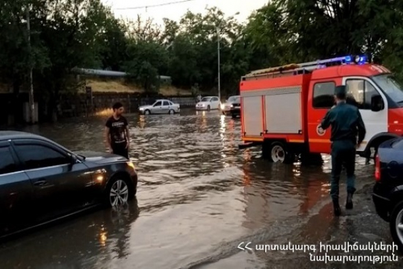 Երևանում ուժեղ անձրևից հետո 6 ավտոմեքենա է արգելափակվել է ջրափոսի մեջ (տեսանյութ)