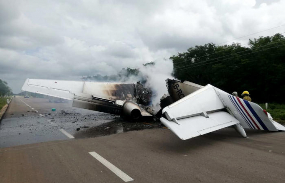 Предполагаемый самолет наркоторговцев упал на шоссе в Мексике