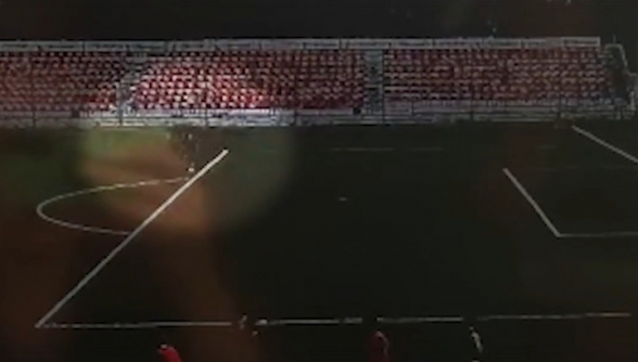 Удар молнии по вратарю на подмосковном стадионе попал на видео