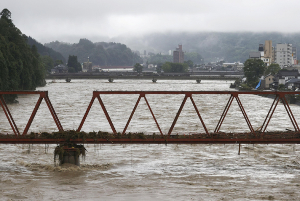 В Японии 57 человек погибли и 17 пропали без вести из-за наводнения