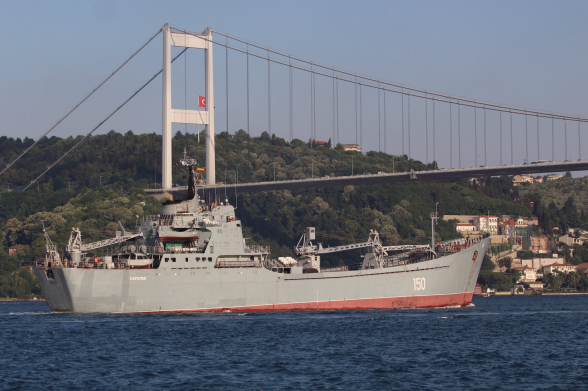 В Босфоре заметили плывущий в Сирию корабль с российскими танками