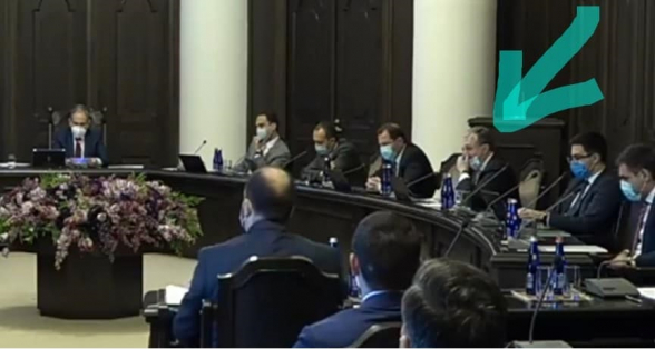 Ու եթե Դուք, տեսախցիկների առաջ, ակամա դիմակը դարձնում եք վարակի տարածման միջոց, ի՞նչ են անում մարդիկ ամենուր, պատկերացնու՞մ եք (լուսանկար)