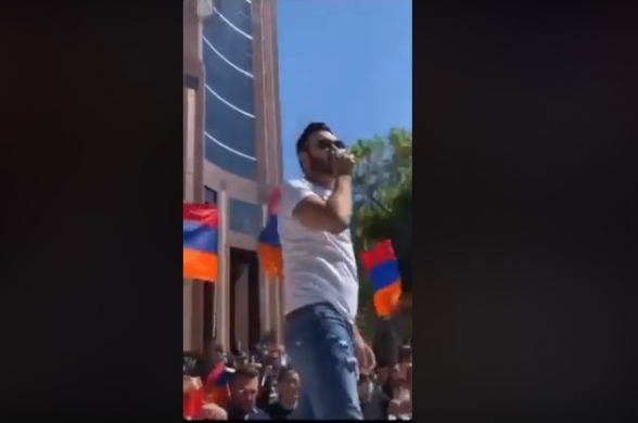 Андре спел «Дле яман» стоя на машине в ходе акции протеста перед консульством Азербайджана в Лос-Анджелесе