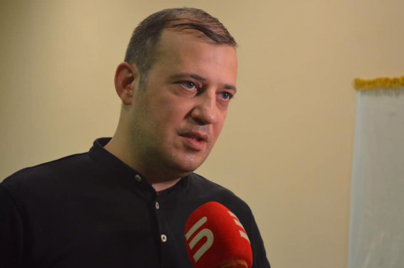 Մաշտոցի պուրակի համար նախկինում իրենց ճղող հայտնիները ապացուցում են` այսօր, ստանալով պաշտոններ կամ տեղավորվելով իշխանական կրկեսում, այլևս չեն նկատում բարբարոսաբար կտրված ծառերը