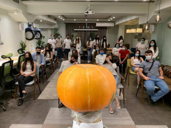 Պարոն Հարությունյանը բառեր չէր գտնում մեր հարցերին պատասխանելու համար․ նրա տեղում դդում են դրել (լուսանկար)