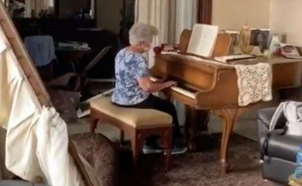 Бабушка играет на рояле в разрушенной от взрыва в Бейруте квартире