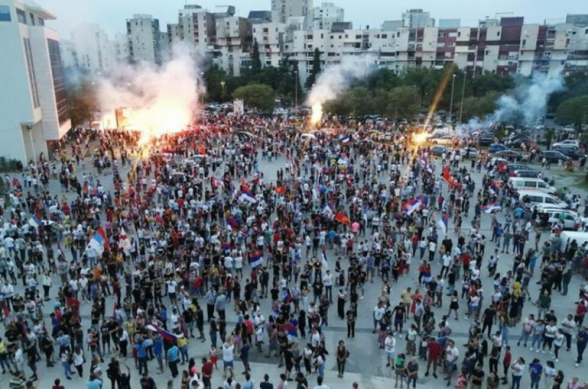 В столице Черногории подрались сторонники властей и оппозиции (фото, видео)
