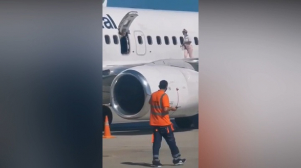 Пассажирка открыла аварийный выход и отправилась загорать на крыло самолета (видео)