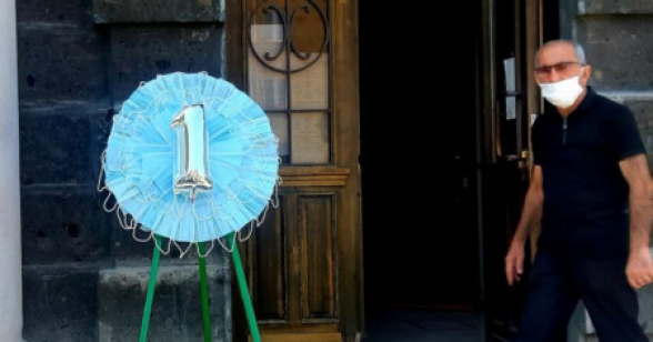 «Ապաշնորհների պատճառով կորցրեցինք սեպտեմբերի 1-ի խորհուրդը». ի նշան բողոքի՝ գյումրեցիները դիմակներով պսակ են նվիրել Շիրակի մարզպետարանին