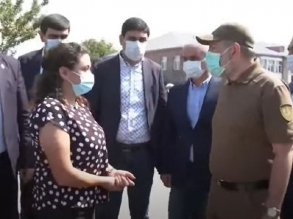В Хндзореске к Николу Пашиняну обратилась жена оказавшегося в азербайджанском плену Нарека Сардаряна (видео)
