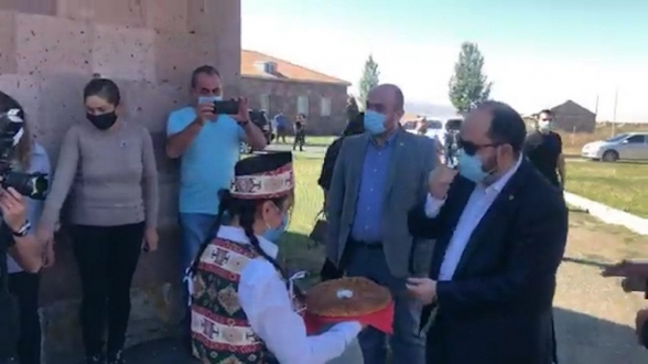 Араик Арутюнян попытался съесть хлеб с солью в надетой маске (видео)