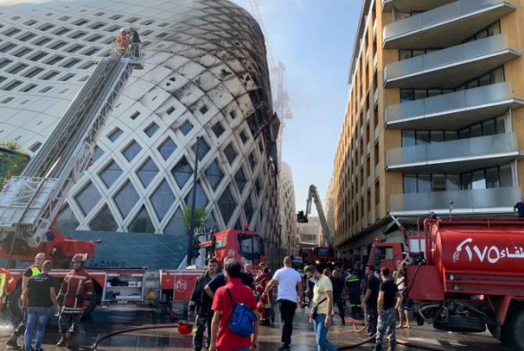 В строящемся торговом центре в центре Бейрута вспыхнул пожар (видео)