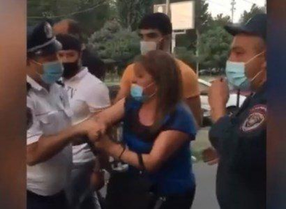 Երևանում ոստիկանները քաշքշելով բերման են ենթարկում մի կնոջ դիմակ չկրելու համար