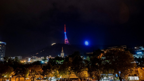 Телебашня Тбилиси окрасилась в цвета армянского флага (видео)