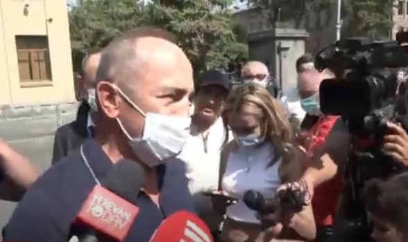 Роберт Кочарян поблагодарил собравшихся во дворе суда сторонников (видео)