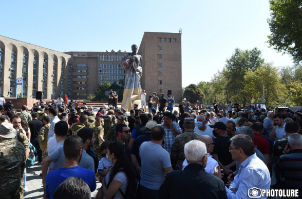 Сотни добровольцев АРФД собрались у памятника Манукяну, чтобы отправиться на фронт (видео)