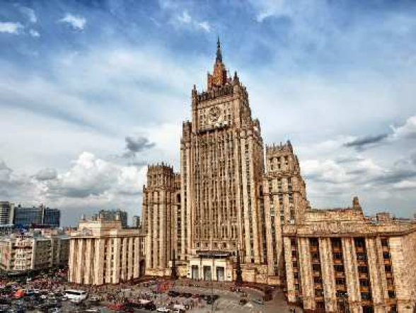 Մոսկվայում Հայաստանի և Ադրբեջանի դեսպանների մեքենաները ՌԴ ԱԳ նախարարության բարձրահարկ շենքի մոտ են