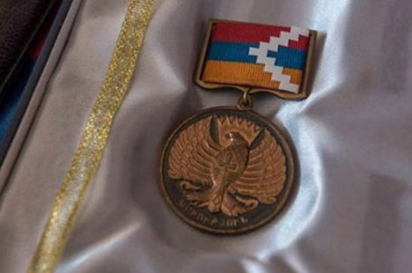 Ավագ լեյտենանտ Արթուր Աբրահամյանը, լեյտենանտ Սասուն Հակոբյանը և շարքային Միքայել Մանուկյանը պարգևատրվել են «Արիության համար» մեդալով