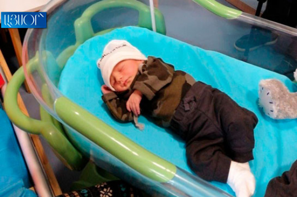 Արցախցի նորածին Արարատը հիվանդանոցից դուրս գրվեց զինվորականի հագուստով (լուսանկար)