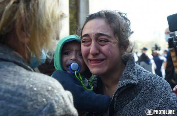 Նիկոլ, դուրս եկ, իմ մարդուն կերար. արցախցի կինը՝ Ազատության հրապարակում (տեսանյութ)