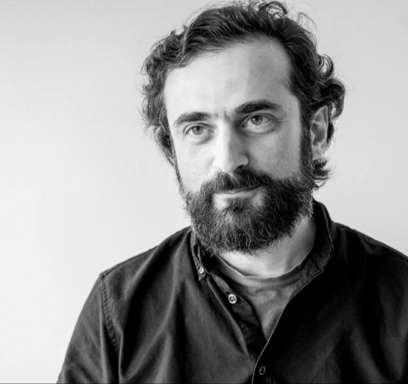 Երևանի ավագանու «Իմ քայլը» խմբակցության անդամ Արսեն Կարապետյանը վայր է դնում մանդատը