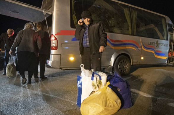 Российские миротворцы сопроводили 24 автобуса с беженцами до Степанакерта