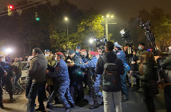 Требующие отставки Никола Пашиняна граждане перекрыли центральные улицы Еревана (видео)