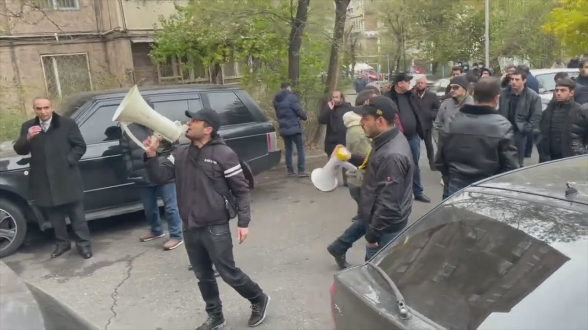 «Никол – предатель, и точка»: акция граждан во дворе дома Корюна Мкртчяна в ответ на насилие
