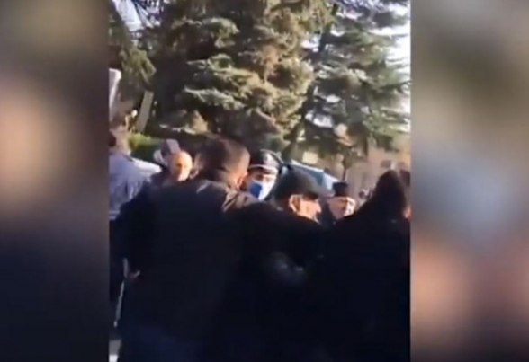В Иджеване прошла акция протеста с требованием отставки Пашиняна: между гражданами и полицейскими произошла потасовка (видео)
