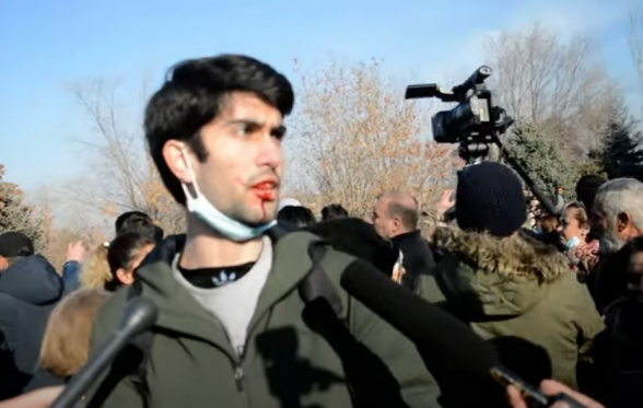 Столкновения в Ераблуре: Николу Пашиняну не позволили приблизиться к могиле солдата (видео)