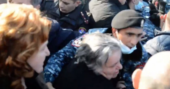 Сторонники Пашиняна ударили мать погибшего солдата по голове: она получила медпомощь (видео)