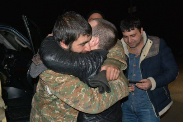 Թշնամու վերահսկողության տակ անցած տարածքում 70 օր անհայտ մնացած 6 զինվորները վերադարձան Հայրենիք