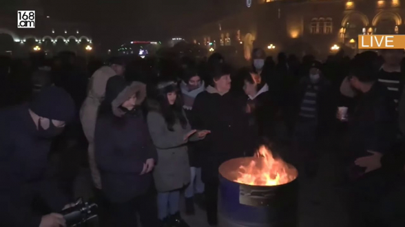 Հանրապետության հրապարակում վառվող կրակով տակառներ տեղադրվեցին քաղաքացիների տաքանալու համար