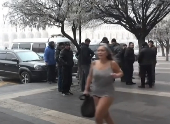 У здания Правительства РА пробежала полуголая женщина (видео)