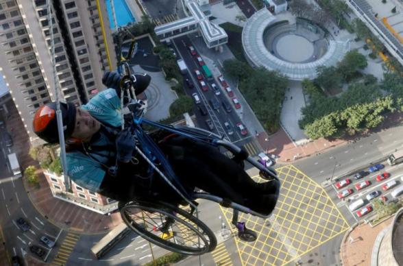 В Гонконге мужчина на инвалидной коляске поднялся на небоскреб в благотворительных целях