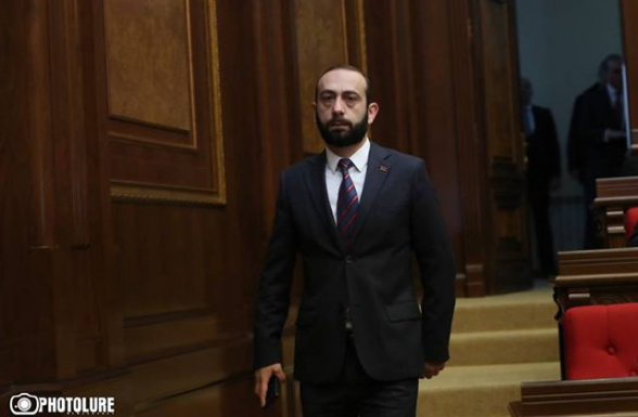 Арарат Мирзоян сбежал от журналистов, не ответив на их вопросы (видео)