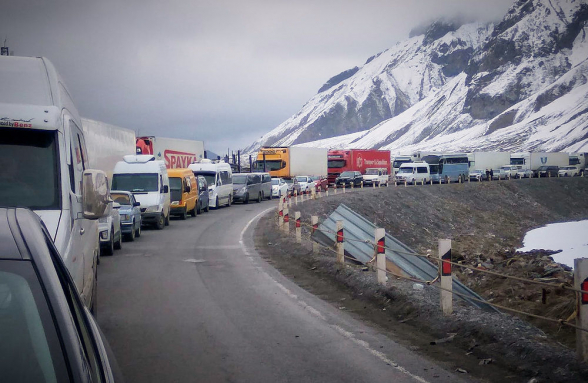 Ստեփանծմինդա-Լարս ավտոճանապարհը բաց է բոլոր տեսակի ավտոմեքենաների համար․ ռուսական կողմում կա մոտ 600 կուտակված բեռնատար ավտոմեքենա