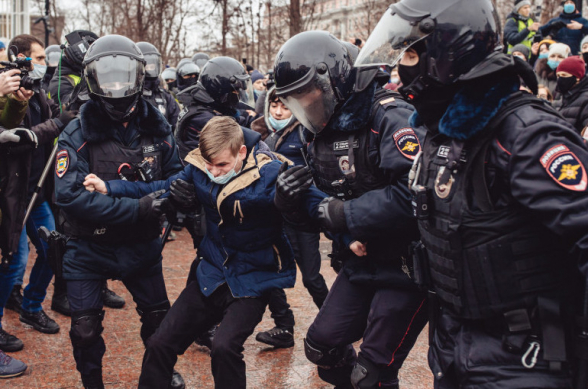 Кремль не собирается вести диалог с молодежью, участвовавшей в «погромах» во время протестов – Песков
