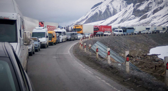 Дорога Степанцминда-Ларс закрыта для всех видов автотранспорта: со стороны РФ скопилось более 490 грузовиков