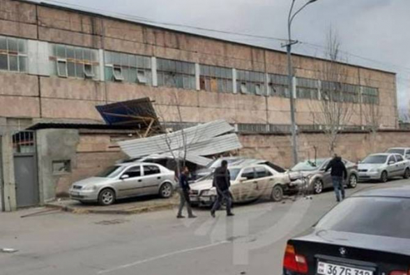 Երևանում ուժեղ քամիներն առաջացրել են ավերածություններ (լուսանկար)