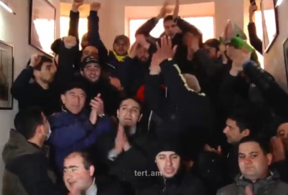 Протестующие вошли в префектуру центрального района Еревана (видео)