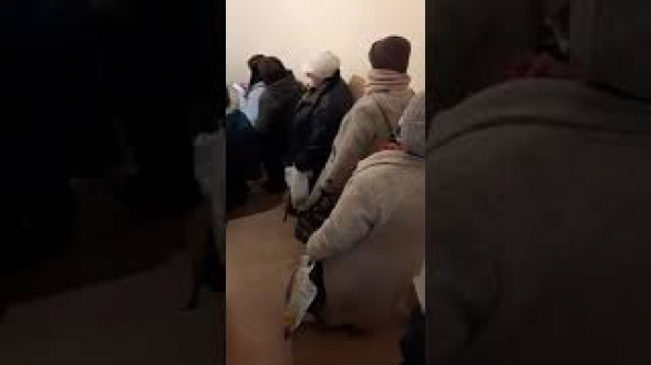 В здании префектуры Кентрон гражданам раздают деньги, чтобы они участвовали в митинге Никола Пашиняна (видео)