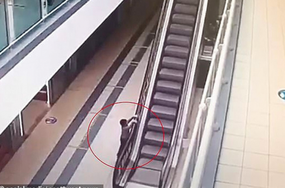 Մոսկվայում տեսախցիկը ֆիքսել է` ինչպես է 4-ամյա տղան ծնողների անուշադրության պատճառով 20 մ բարձրությունից ցած ընկնում շարժասանդուղքից (տեսանյութ)