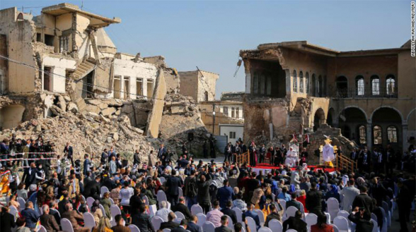 Папа Римский Франциск в иракском Мосуле посетил разрушенную армянскую церковь (фото)