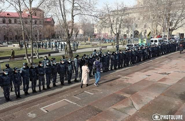 Акция протеста Движения по спасению Родины у здания МИД: Пашинян посетил министерство в сопровождении множества полицейских (видео)