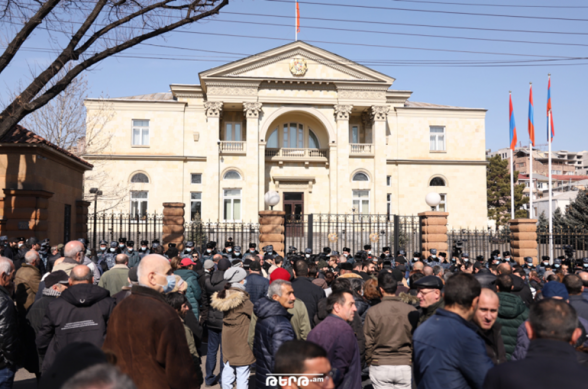 Между полицейскими и участникам акции протеста у президентской резиденции произошла потасовка (видео)