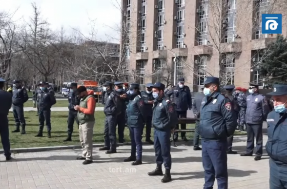 Пашинян покинул здание Правительства через служебный вход, здание было оцеплено полицейскими (видео)