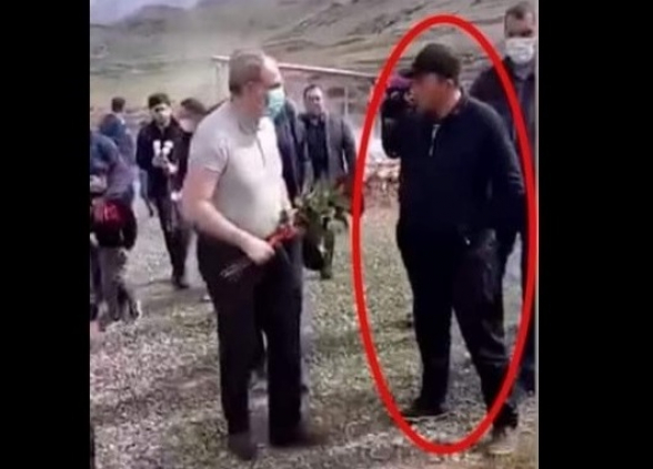 Родственник погибшего солдата не позволил Пашиняну возложить цветы на его могилу (видео)