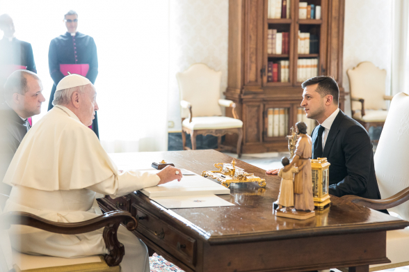 Зеленский назвал Ватикан оптимальным местом для встречи с Путиным